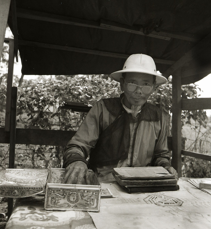 Thầy bói hành nghề với bộ bài ở Nha Trang năm 1969.