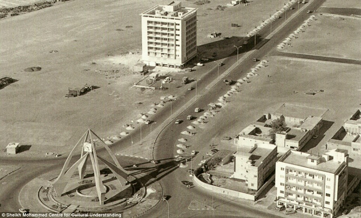 Khu vực tháp đồng hồ Dubai thập niên 1960 còn khá trống trải. Ngày nay các tòa nhà lộng lẫy đã phủ kín nơi đây.