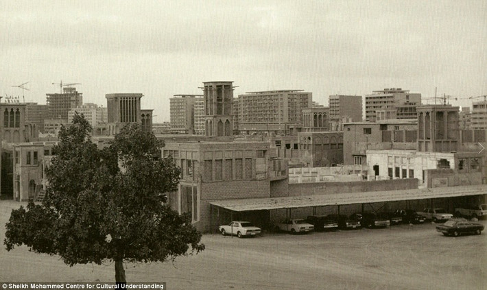 Hàng loạt tòa nhà mới đang được xây dựng khẩn trương, Dubai thập niên 1960.