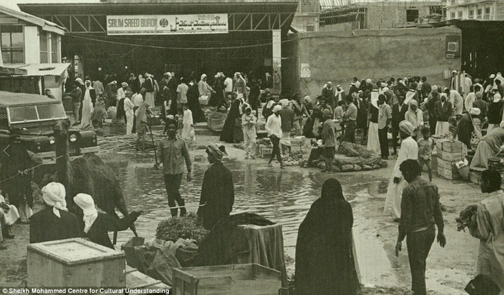 Cảnh họp chợ ngoài trời ở thủ đô UAE thập niên 1960.