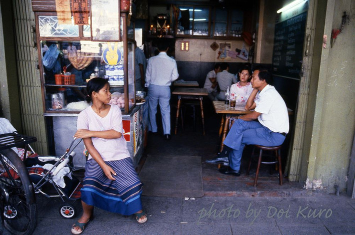 Bên ngoài một nhà hàng.