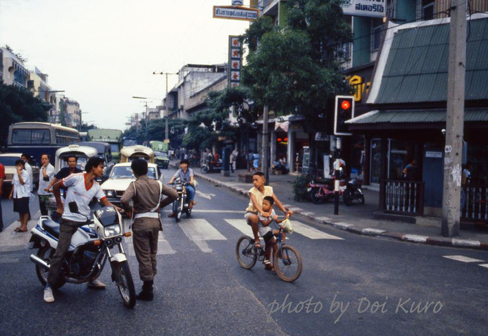Cảnh sát giao thông thực hiện nhiệm vụ tại một ngã tư.