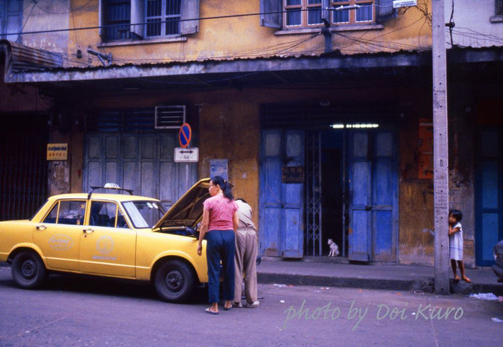 Một chiếc taxi đang được sửa chữa trên phố.