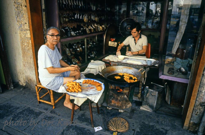 Cửa hàng quẩy nóng giòn.