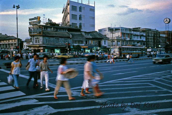 Người dân qua đường phía trước nhà ga Hua Lamphong.