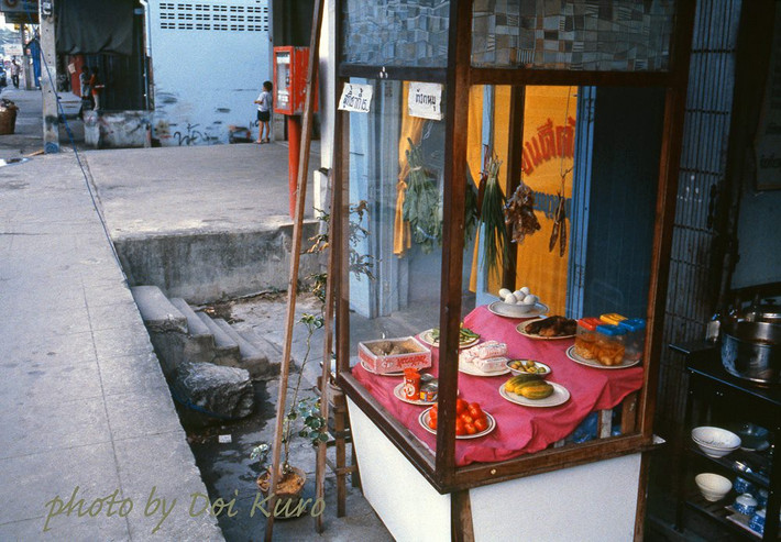 Tủ kính của một quán ăn bình dân ở thành phố Bangkok.