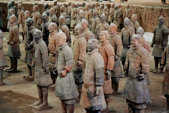 Đến thời Tần, một hệ thống đăng ký hộ gia đình chặt chẽ hơn đã được thành lập. Theo đó, 5 hộ là một đơn vị tối thiểu, phục vụ công tác quản lý quân sự.
