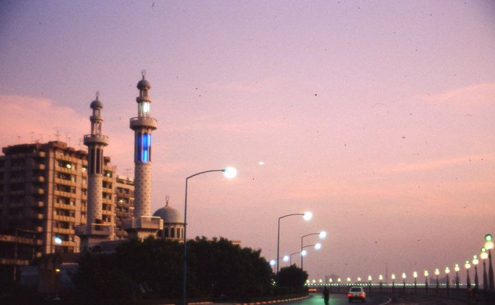 Ráng chiều trên đại lộ.