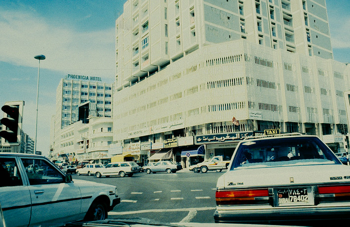 Khu trung tâm mua sắm hiện đại tại một ngã tư ở thành phố Dubai.