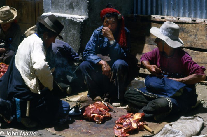 Bán thịt trên đường phố Lhasa.