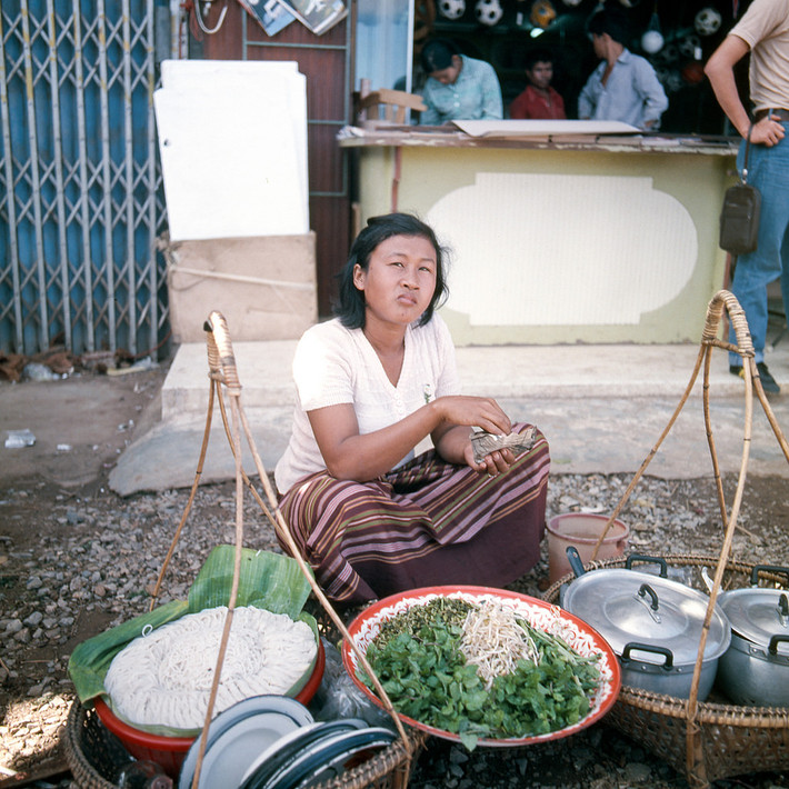 Người phụ nữ bán bún gánh tại Khon Kaen.