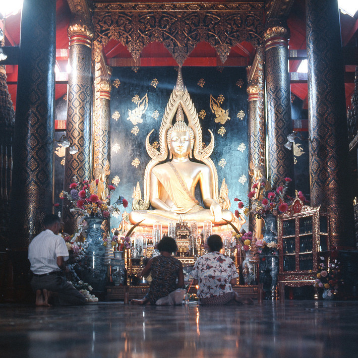 Trong chính điện của chùa Phra Si Rattana Mahathat ở thành phố Phitsanulok.