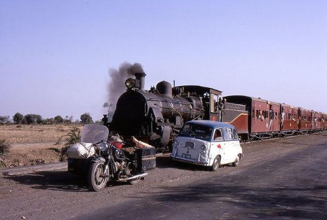 Đoàn tàu hỏa cũ kỹ chạy qua bang Rajasthan.