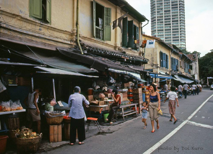 Cảnh đời thường bình dị tại một khu phố cũ.