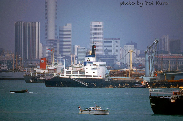 Cảng Singapore và những tòa nhà chọc trời ở hậu cảnh khi nhìn từ ngoài biển.