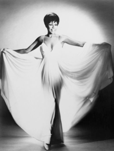 30. Nữ diễn viên Mỹ Diahann Carroll (1935) luôn hút hồn khán giả bằng vẻ đẹp ngây thơ và cổ điển trong những bộ phim cô đóng.