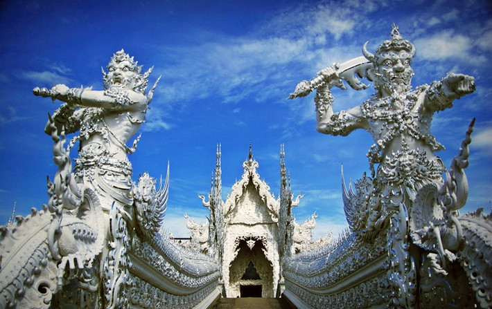 Người thiết kế ngôi chùa là Chalermchai Kositpipat - một họa sĩ kiêm kiến trúc sư Thái Lan, người đã ấp ủ ý nguyện xây dựng một ngôi chùa chỉ toàn màu trắng để biểu trưng cho sự thanh cao của đạo Phật.