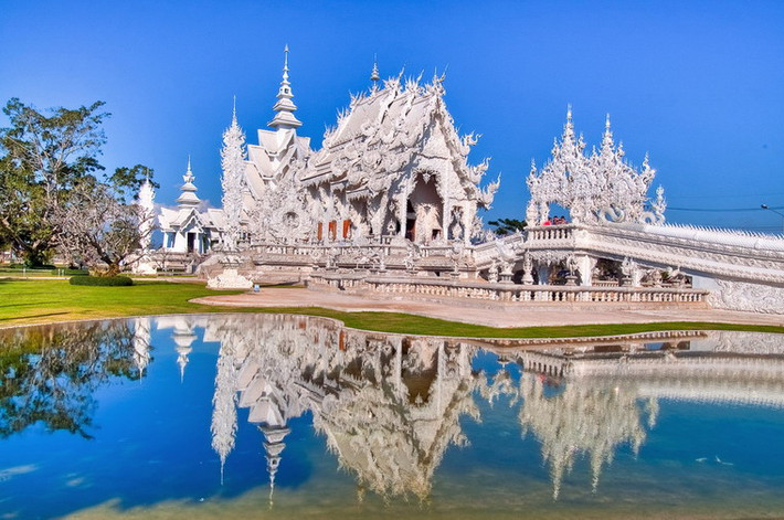 Nằm ở Ban Rong Khun, cách trung tâm thành phố Chiang Rai ở miền Bắc Thái Lan 13km về phía Nam, Wat Rong Khun hay Chùa Trắng là một công trình tôn giáo mới được xây dựng những năm gần đây.