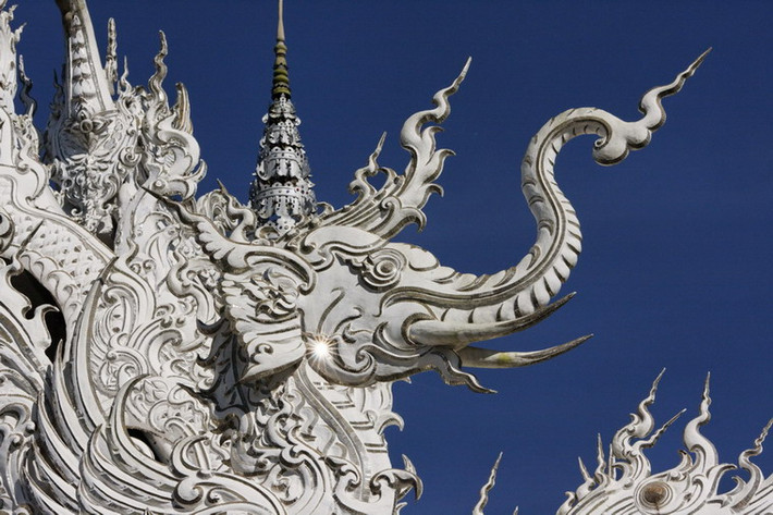 Dù chưa xây xong, Wat Rong Khun đã trở thành một ngôi chùa nổi tiếng thế giới, thu hút hàng trăm nghìn lượt khách tham quan mỗi năm.