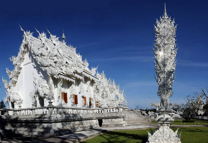 Từ năm 1997, khi chọn được khu đất rộng chừng 3ha tại tỉnh Chiang Rai, Chalermchai đã bắt đầu hiện thực hóa ý tưởng của mình với công trình Wat Rong Khun.