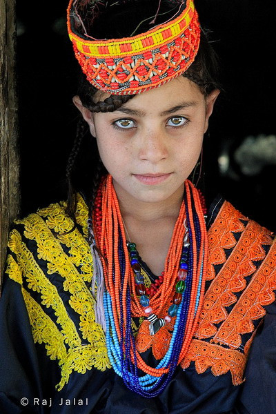 Người Kalash có quyền tự chọn chồng hoặc vợ cho mình. Nếu như hai bên không hòa hợp, họ có thể ly hôn và ngay lập tức tìm đối tượng mới.