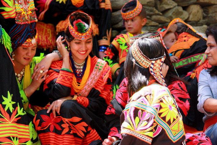 Người Kalash có một nền văn hóa độc đáo với nhiều lễ hội và nghệ thuật biểu diễn phong phú. Ngôi nhà của họ cũng rất đặc biệt, được làm bằng gỗ và đá khoét sâu vào trong núi.