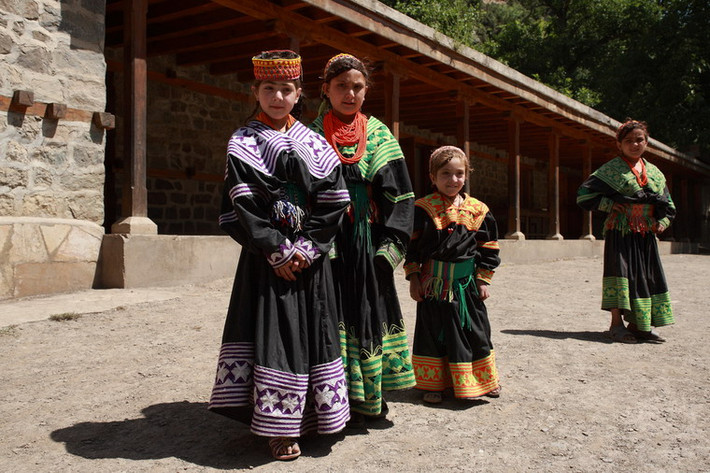 Theo ước tính, tổng dân số của tộc người Kalash ở Pakistan chỉ còn lại trên dưới 3.000 người. Nền văn hóa của họ đang có nguy cơ biến mất trước làn sóng văn hóa ngoại lai cũng như sức ép của cuộc mưu sinh.