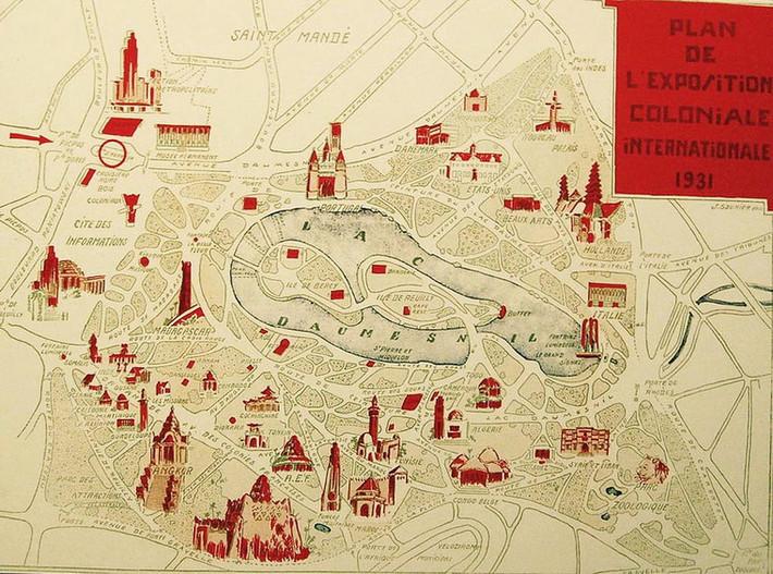 Tháng 5/1931, tại khu Vincennes ở Paris, thủ đô nước Pháp, Hội chợ Quốc tế Thuộc địa đã được tổ chức với quy mô lớn chưa từng có nhằm biểu dương sức mạnh của cường quốc thuộc địa thứ hai của thế giới. Tại đây, nhiều công trình tiêu biểu của các thuộc địa Pháp trên toàn cầu được phục dựng với quy mô hoành tráng để phục vụ du khách đến từ khắp nơi trên thế giới.