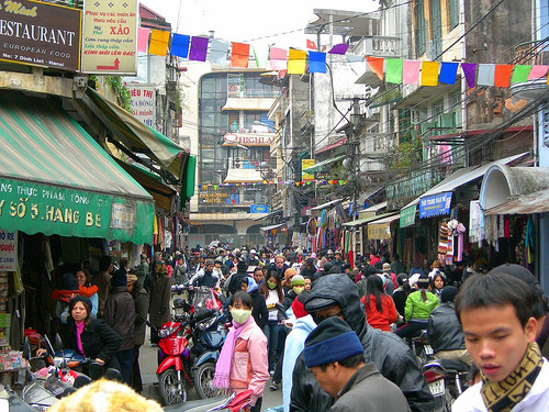 8. Nhịp sống ở Hà Nội diễn ra rất nhanh. Mọi người di chuyển không ngừng, xuất hiện khắp mọi nơi, vào mọi cung giờ cùng với sự huyên náo không ngừng nghỉ.