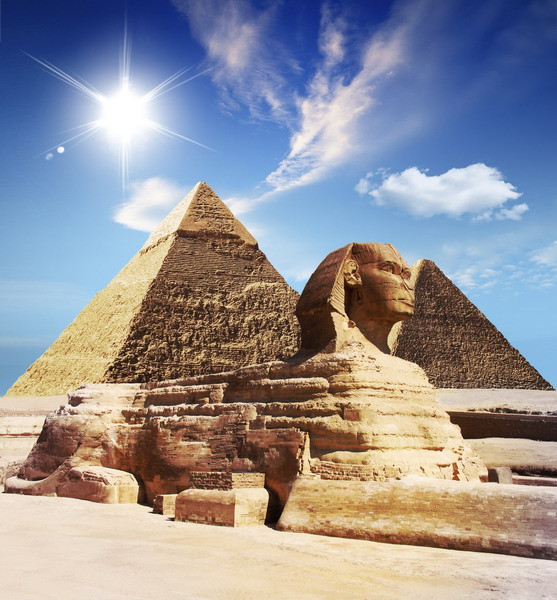Tượng Nhân sư ở Giza là một bức tượng làm bằng đá vôi hình một con nhân sư (thân sư tử và đầu người) trong tư thế phủ phục nằm ở cao nguyên Giza, trên tả ngạn sông Nile tại Giza, Ai Cập. Đây là bức tượng nguyên khối lớn nhất thế giới, dài 73,5m và cao 20,22m và là một trong những bức điêu khắc nguyên khối lâu đời nhất. Bức tượng được cho là do người Ai Cập cổ đại ở thời kỳ Cựu vương quốc xây dựng, dưới triều đại của Pharaon Khafra (2558 – 2532 trước công nguyên).