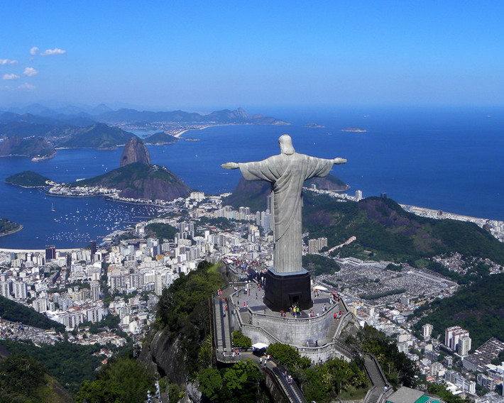 Cristo Redentor ("Chúa Kitô Cứu Thế" trong tiếng Bồ Đào Nha) là tên của một bức tượng Chúa Jesus đứng trên đỉnh núi Corcovado cao 710 m ở tại thành phố Rio de Janeiro của Brasil. Tượng cao 30m đứng trên bệ 7m, được dựng năm 1931, nhân dịp kỷ niệm 100 năm ngày Brasil độc lập. Từ bệ tượng có thể ngắm nhìn toàn cảnh thành phố Rio de Janeiro.