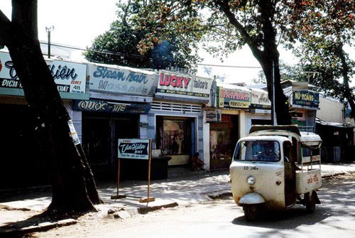 Quán bar nằm san sát trên phố Phan Thanh Giản.