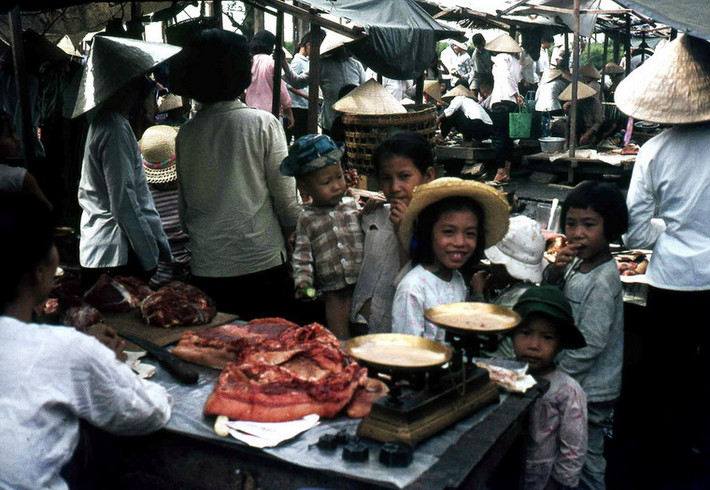 Trẻ em ở chợ.