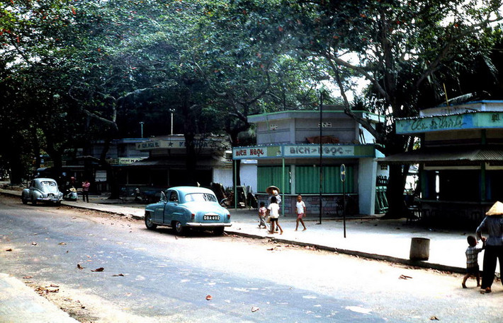 Trẻ em chơi đùa ở con phố chạy dọc Bãi Trước.