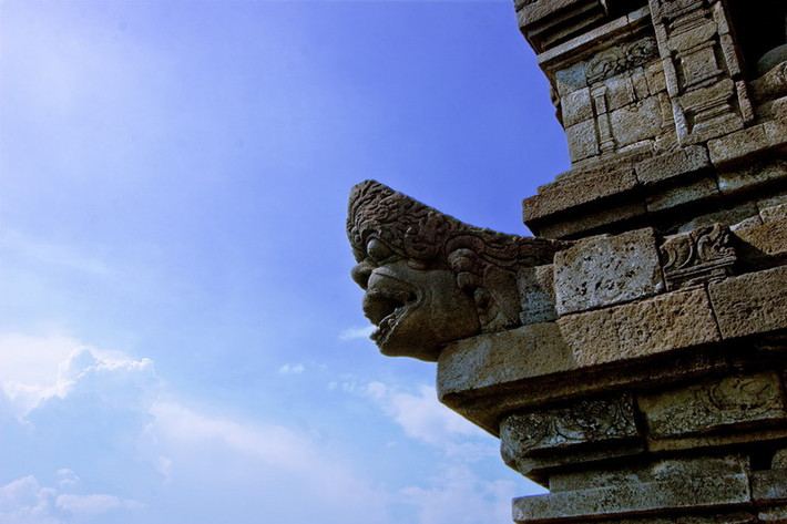 Sau đó, chính quyền thuộc địa đã cho dân địa phương khai quật Borobudur, và sự kì vĩ của công trình khi hiện lộ đã khiến tất cả những người chứng kiến kinh ngạc.