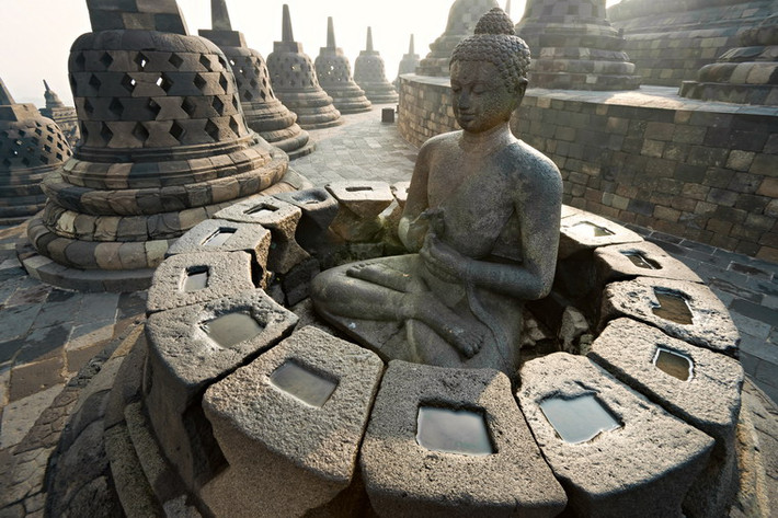 Ngoài các phù điêu, còn có trên 400 tượng Phật được đặt trong các stupa và 4 mặt của Borobudur.