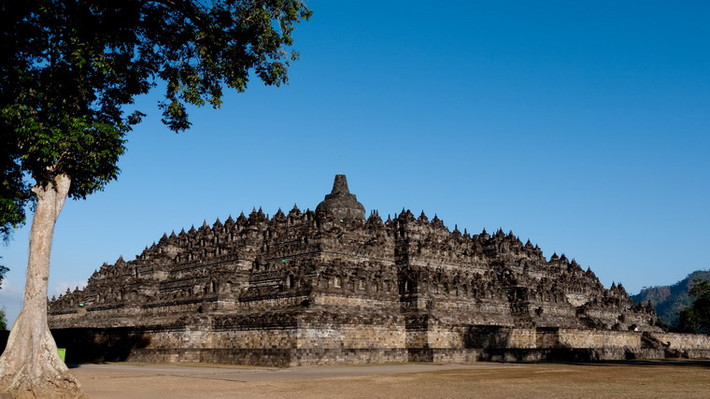 Nằm ở miền Trung đảo Java của Indonesia, Borobudur là một ngôi đền tháp Phật giáo khổng lồ nổi lên đột ngột giữa vùng lòng chảo, xung quanh là rừng rậm. Vào năm 2012, Tổ chức Kỷ lục thế Giới Guinness đã công nhận đây là công trình đền tháp Phật giáo lớn nhất thế giới.