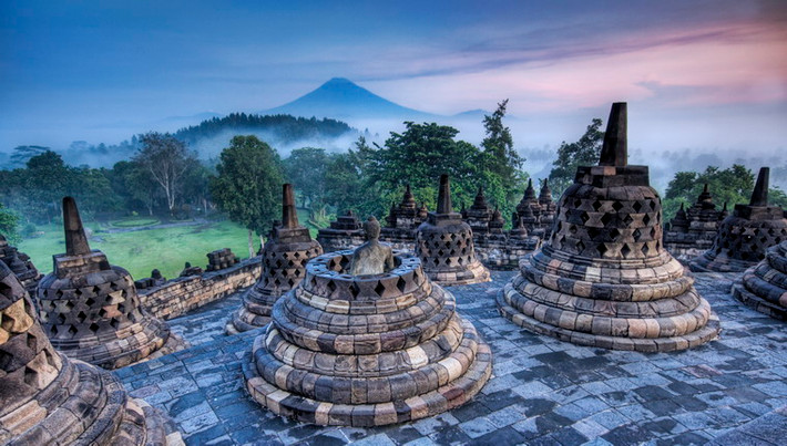 Trên vòng tròn thứ nhất có 36 stupa (phù đồ hay tháp bà), vòng tròn thứ hai có 24 stupa. Các stupa ở 2 tầng này được gọi tên là Parinirwana và đều được đục lỗ trống chung quanh hình thoi.
