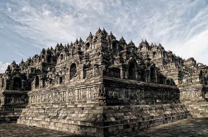 Cấu trúc Borobudur gồm 9 tầng chồng lên nhau, tầng trên nhỏ hơn tầng dưới, tổng chiều cao 42m, tương đương chiều cao của một tòa nhà 10 tầng hiện đại.