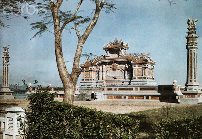 Đài chiến sĩ trận vong bên bờ sông Hương.