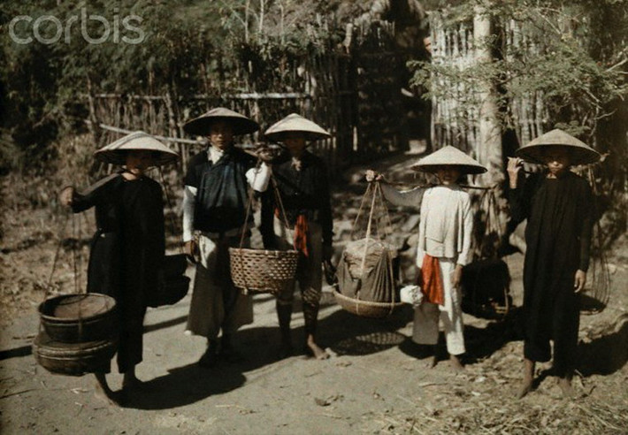Đàn ông và phụ nữ An Nam bên đường Cái Quan (Quốc lộ 1 ngày nay).