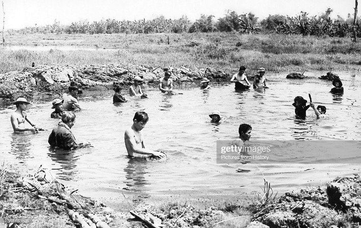 Người dân Củ Chi sử dụng hố bom do máy bay B-52 tạo ra để giặt giũ, 1968.