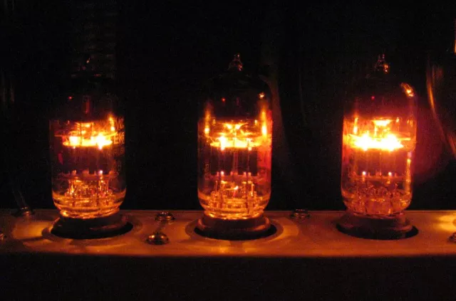 25. Đèn điện tử chân không (1893): Năm 1883, Thomas Edison lần đầu tiên phát hiện ra rằng dòng điện có thể di chuyển trong chân không hoặc khí gas mà không cần dây. 10 năm sau đó, Lee De Forest đã phát minh ra bóng đèn hai cực (Audion Tube) – một phát minh đơn giản nhưng rất quan trọng trong, là nền tảng cho ngành điện tử thế kỷ 20.