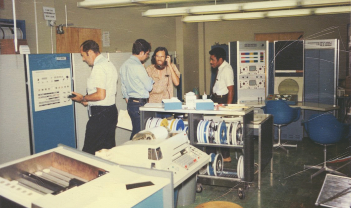 36. Internet (1969): Vào cuối những năm 1960, Bộ Quốc Phòng Mỹ đã tài trợ cho một nhóm sinh viên từ nhiều trường Đại học và Viện nghiên cứu của Mỹ phát triển một cách thức truyền thông mới. Kết quả là sự ra đời của mạng ARPA. Sau đó mạng này được các trường Đại học cùng nhau phát triển để trở thành một mạng chung ARPAnet. Đây chính là “ông tổ” của Internet ngày nay.
