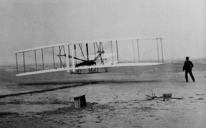 31. Máy bay (1903): Chiếc máy bay đầu tiên trên thế giới có thể thực hiện một chuyến bay thành công là phát minh của hai anh em Orville và Wilbur Wright. Trong chuyến bay đầu tiên vào ngày 17/12/1903, chiếc máy bay của anh em nhà Wright đã bay được 40 mét trong 12 giây. Sự kiện này là cột mốc mở đầu cho sự khai sinh ngành hàng không.