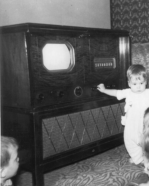 32. Tivi (1926): John Logie Baird – nhà phát minh người Scotland đã đặt một dấu mốc vô cùng quan trọng trong lịch sử phát triển của công nghệ truyền hình vào ngày 27/01/1926. Vào hôm đó, chương trình truyền hình lần đầu tiên được phát sóng là một màn múa rối do chính Baird thực hiện.