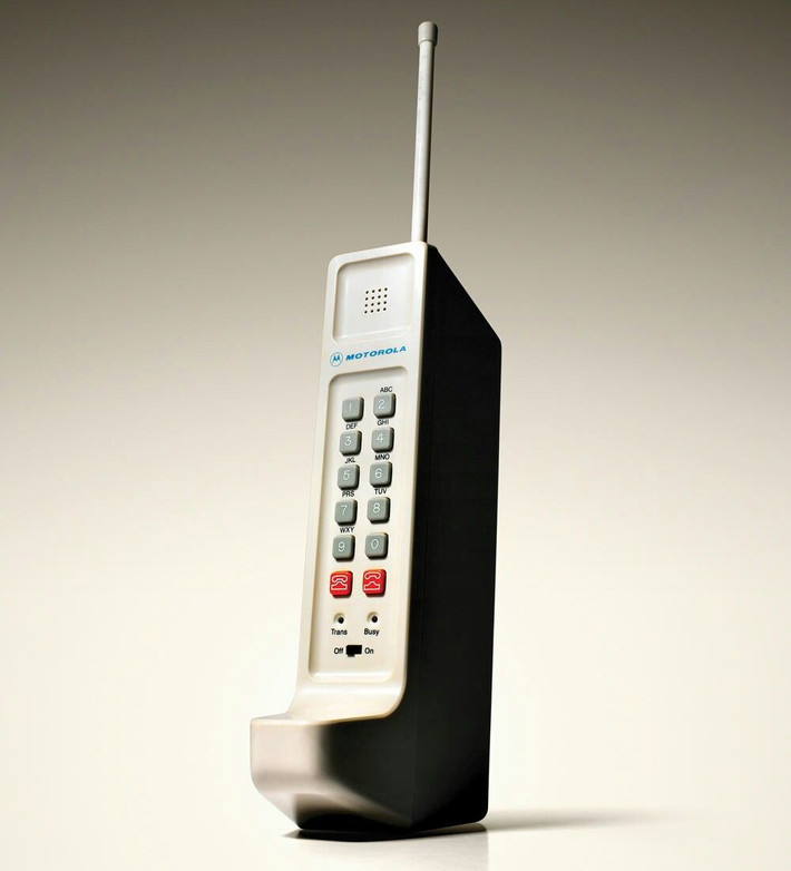 38. Điện thoại di động (1973): Mgày 3/4/1973, Tiến sĩ Martin Cooper của Motorola thực hiện cuộc gọi đầu tiên từ chiếc di động của mình. Tại thời điểm đó, ông đã đi dạo trên đại lộ New York City’s Sixth Avenue và mang theo một thiết bị có trọng lượng gần 1 kg. Sau này, thiết bị đó được công nhận là chiếc điện thoại di động đầu tiên trên thế giới.