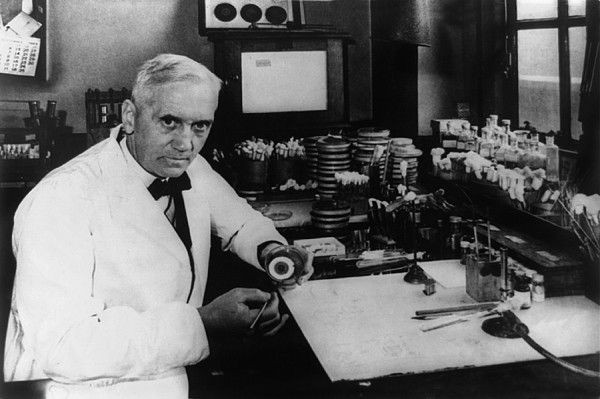 27. Penicillin (1896): Năm 1896, Ernest Duchesne đã từng sử dụng nấm mốc Penicillium để chữa trị bệnh thương hàn ở chuột lang – một thí nghiệm cho thấy ông hiểu được các khả năng của penicillin. Sau đó, thuốc kháng Penicillin đã được áp dụng rộng rãi, làm thay đổi diện mạo nền y tế thế giới.