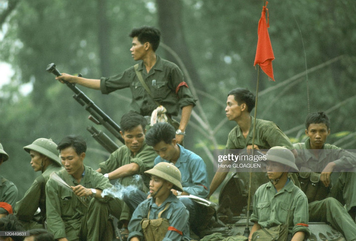 Các chiến sĩ trên chiếc xe tăng bên ngoài Dinh Độc Lập.