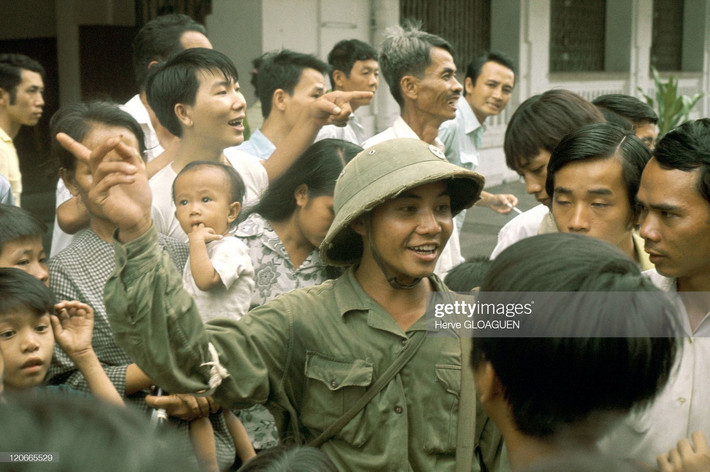 Một chiến sĩ trò chuyện với người dân trên đường phố Sài Gòn.